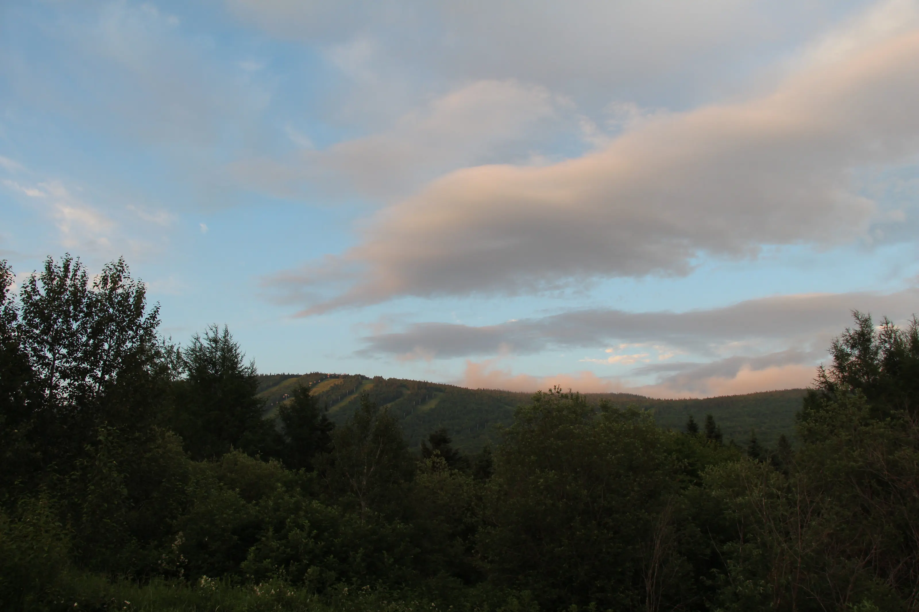 Un ciel rosé de fin de journée au-dessus des montagnes de Charlevoix, vu depuis Le Hamac