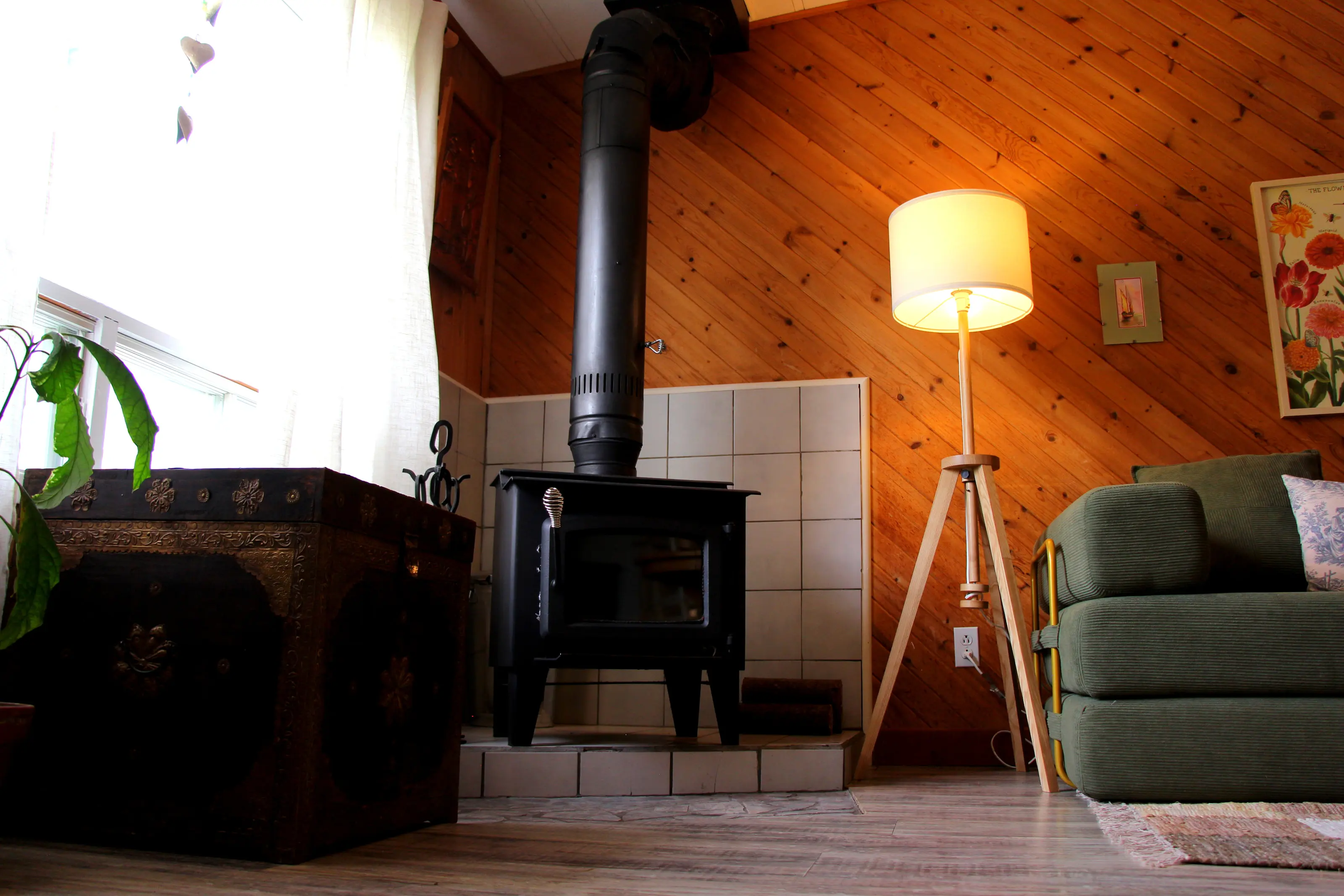 Le salon et son poêle à bois, sous les murs de pin du chalet On s’attarde ?