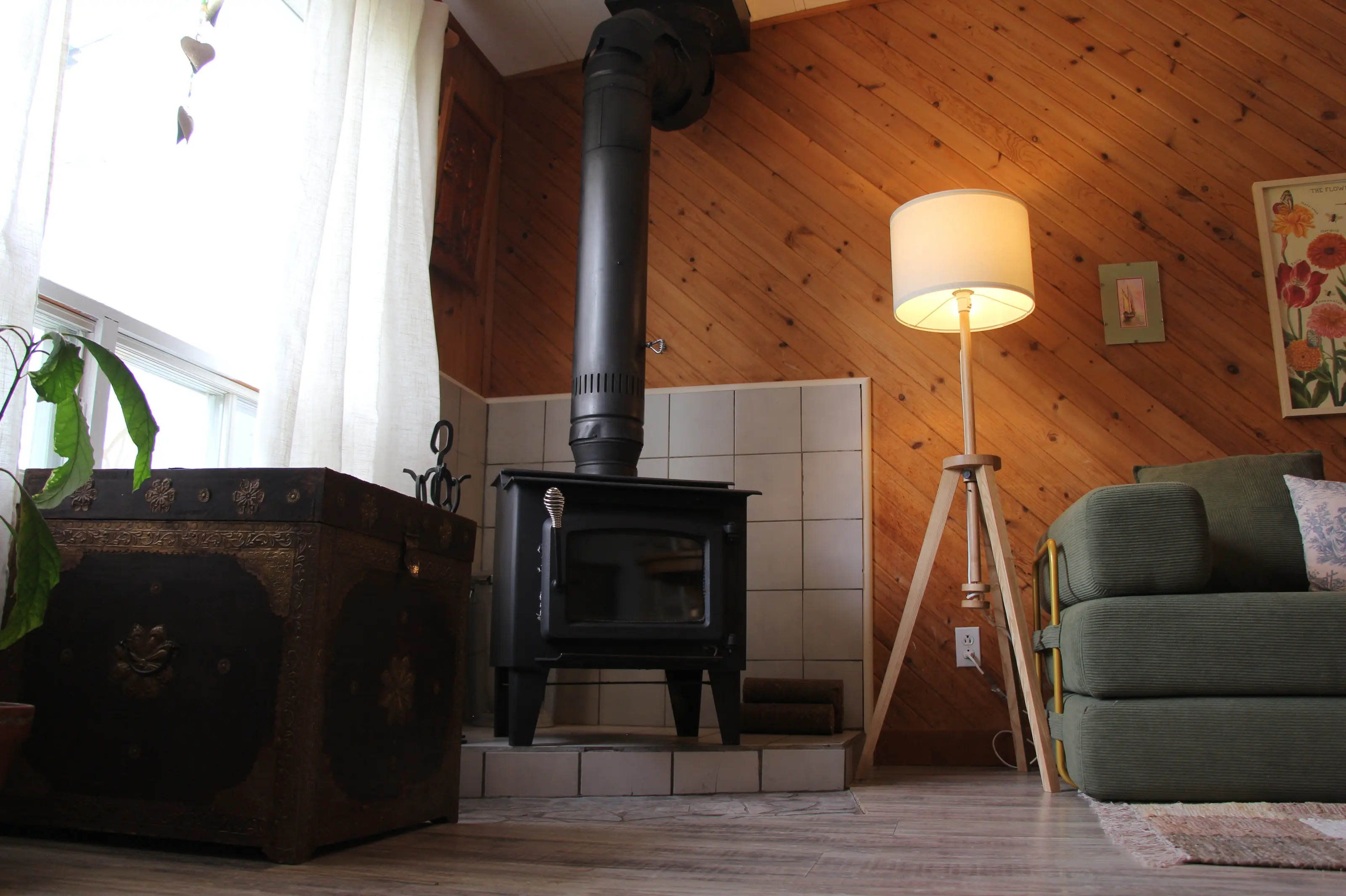 Le poêle à bois et le canapé vert sauge du chalet On s’attarde ?