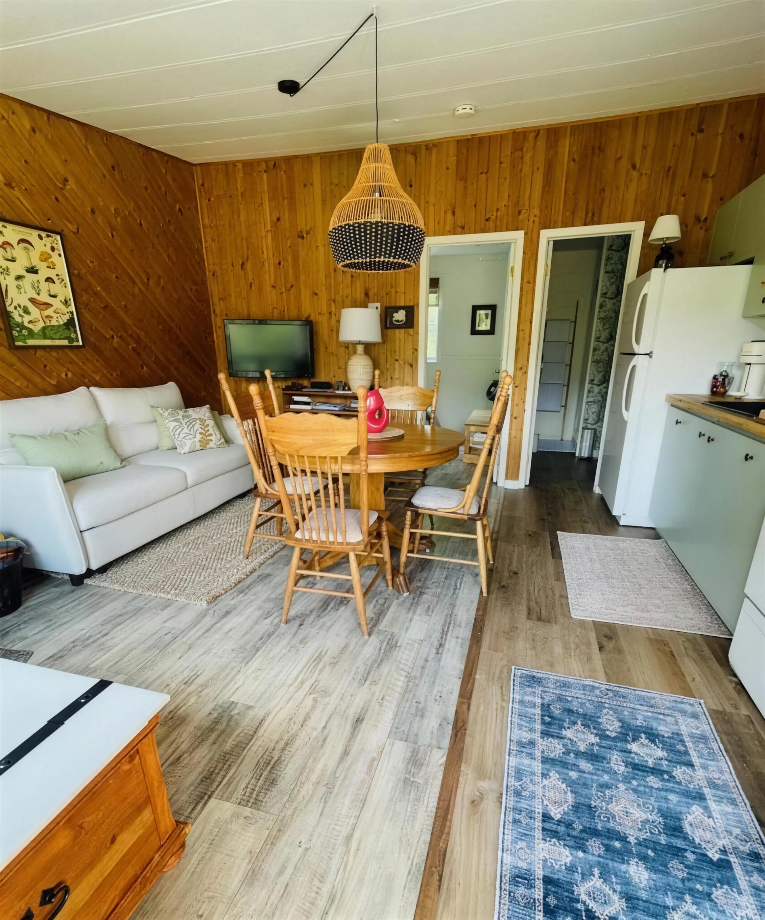 Le salon et le coin repas du chalet On reste !, la cuisine vert sauge au fond